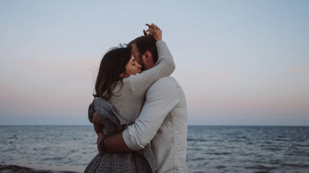 casal se abraçando
