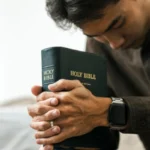 como ser um cristão melhor homem segurando a biblia