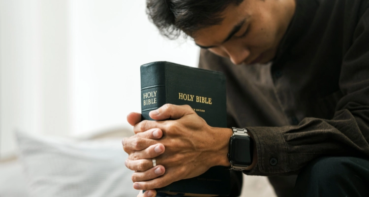 como ser um cristão melhor homem segurando a biblia